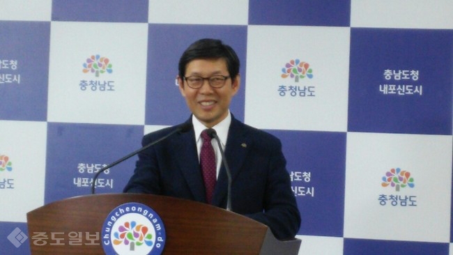 ▲ 충남도 김용찬 기획조정실장은 20일 충남도청 브리핑실에서 기자회견을 갖고 '충남도 실질채무를 943억원으로 줄이겠다'고 밝혔다.
<br />