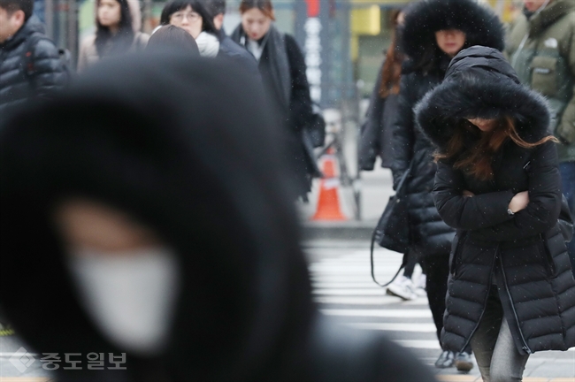 ▲ 24일은 전국이 맑은 가운데 평년보다 더 낮은 기온을 기록하겠습니다. 사진출처=연합뉴스