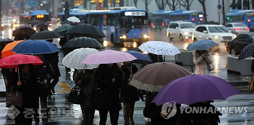 ▲ 26일은 저기압의 영향을 받아 전국에 대체로 비와 눈이 내리겠습니다. /사진출처=연합db