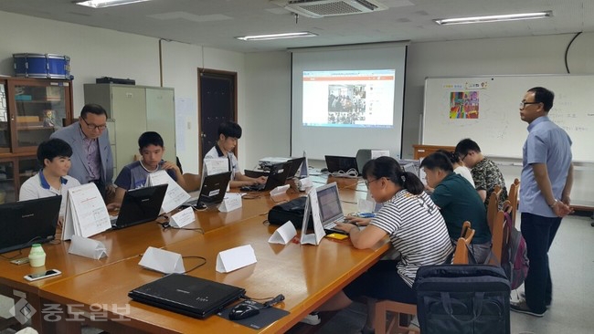 ▲ 직업교육 전문기관 직무 위탁교육을 받은 장애학생들이 사무행정 시연을 하는 모습. 충남도교육청 제공.