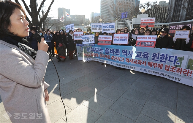 ▲ 전국학부모교육시민단체연합 관계자들이 27일 오후 정부 서울청사 앞에서 '학부모는 올바른 역사교육을 원한다! 좌파교육감들 정치개입 중단하고 역사교과서 배부에 협조하라!'며 기자회견하고 있다. 새누리당 전희경 의원(왼쪽)이 발언하고 있다. /사진=연합뉴스