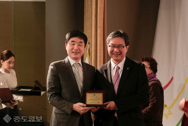 ▲ 윤재웅 대구대 산학협력단장(오른쪽)이 표창 수상 후 정병윤 경북도 경제부지사와 기념사진을 찍고 있다.(제공=대구대)