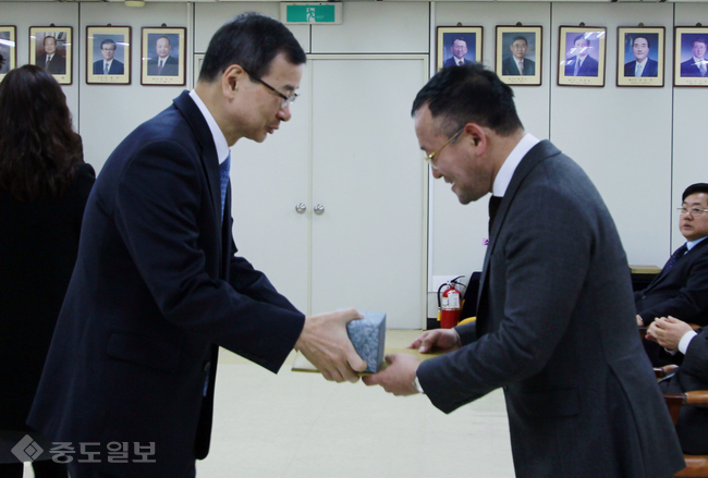 ▲ 선경훈(오른쪽) 선치과병원장이 김강욱 대전고검장으로부터 표창을 받고 있다. 