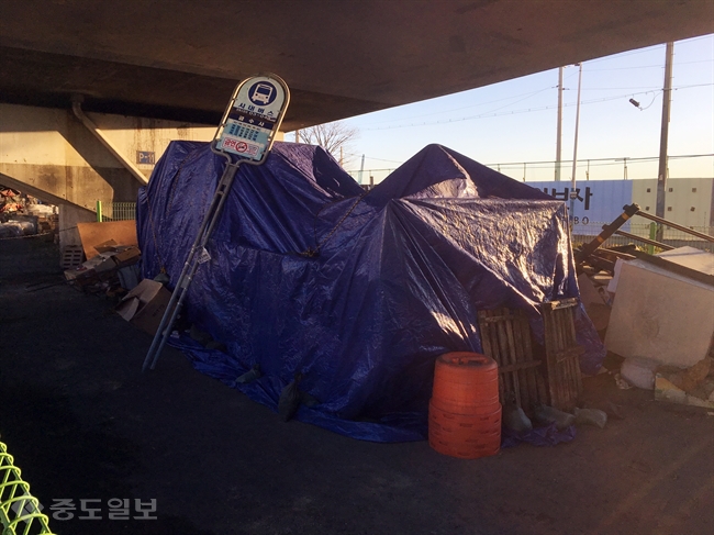 ▲ 부산 일본영사관 앞에서 설치됐다가 동구청의 강제 철거로 압수된 소녀상이 30일 동구 야적장에 천막에 둘러싸인 채 방치돼 있다./연합뉴스