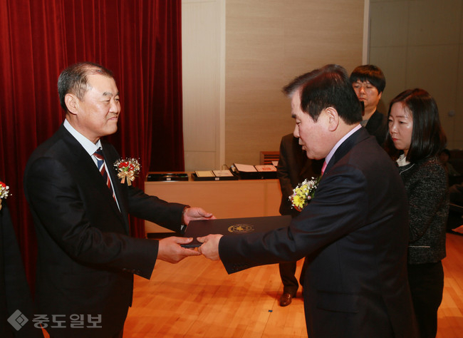 ▲ 이성우 전 충남도교육청 교육행정국장(왼쪽)이 지난달 30일 열린 퇴임식에서 김지철 도교육감으로부터 홍조근정훈장을 받고 있다.