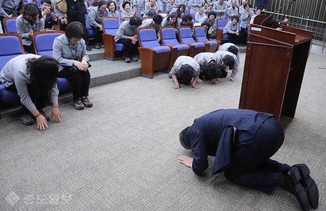 ▲ 우윤근 국회 사무총장이 2일 오전 국회에서 열린 '국회 청소근로자' 직접고용 기념 신년행사에서 '너무 늦게 국회직원으로 모셨다'고 말한 뒤 '앞으로 잘 모시겠다'며 근로자들을 향해 큰절을 하고 있다. /연합