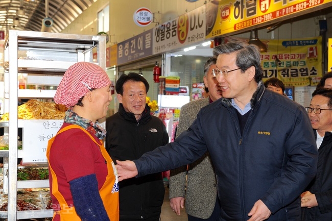 ▲ 주영섭 중소기업청장은 충북 청주 사창시장을 방문하여 반찬, 고기, 치킨집을 방문하여 상인들을 격려하였다.