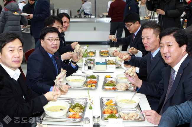 ▲ 11일 대전시청 구내식당에서 권선택 시장과 실국장 등이 참석한 가운데 가금류 사육농가 돕기를 위한 삼계탕 시식행사가 진행됐다. <사진=대전시 제공>