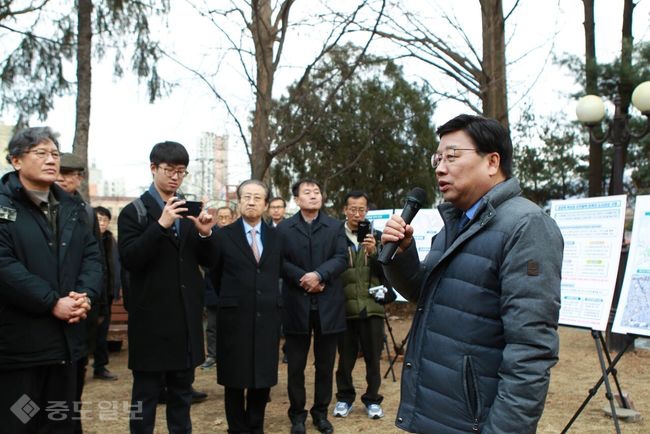 ▲ 권선택 대전시장이 11일 옛 충남도 관사촌을 둘러본 뒤 발언하고 있다. 