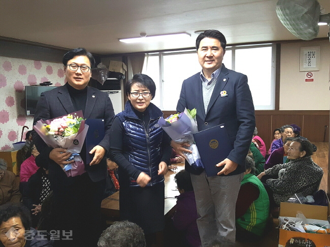 ▲ 전남 순천시의회 김인곤 의원(오른쪽)과 유영철 의원(왼쪽)이 12일 한국사회복지관협회로부터 감사장을 받았다./순천시의회 제공