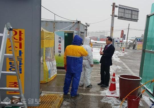 ▲ 새누리당 이명수 의원(충남 아산갑)이 아산지역 조류인플루엔자(AI) 방역초소에서 방역활동 등에 대한 설명을 듣고 있다. 