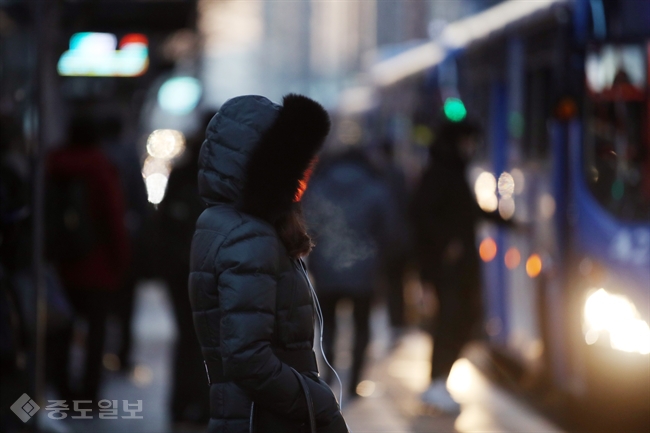 ▲ 17일은 전국이 대체로 맑고 오후 최고기온도 10도 이하로 '강추위'가 예상됩니다. /사진출처=연합db