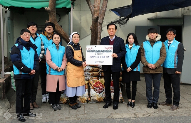 ▲ 대전 성모의 집에 쌀 전달 장면. 충남본부 제공