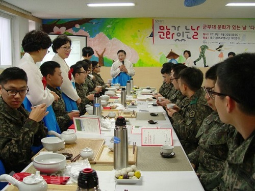 ▲  (사)한국전통차인회(회장 김장환) 회원들과 ‘군부대 문화가 있는 날’ 행사가 있는 날 군부대를 방문, 군 장병들과 다도체험을 하는 모습.