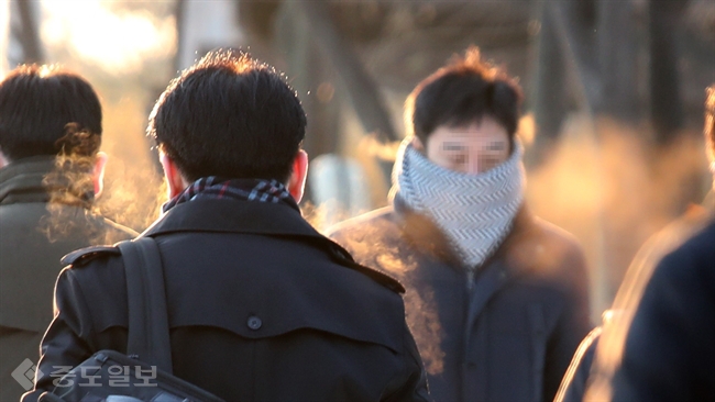 ▲ 서울 기온이 영하 12.2도로 떨어진 23일 오전 서울 영등포구 여의도에서 직장인들이 출근하고 있다. /사진=연합뉴스