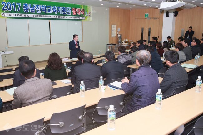 ▲ 김지철 교육감이 충남진학교육지원단원들에게 최고의 진학 전문가가 돼달라고 당부했다.충남도교육청 제공.<br />　