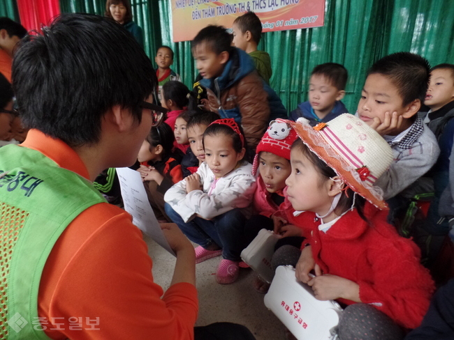 ▲ 락헝초중학교 학생들에게 아리랑 노래를 지도하고 있는 모습.