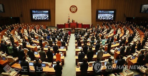 ▲ 1일 오후 서울 여의도 국회 본회의장에서 열린 임시국회 개회식에서 참석 의원들이 애국가를 부르고 있다.