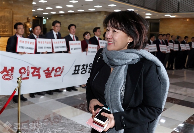 ▲ 더불어민주당 이재정 의원이 1일 오후 국회 본회의장 앞에서 새누리당 의원들이 여성 모독과 성희롱, 노인 폄하 논란에 휘말린 더불어민주당 표창원 의원의 사퇴를 촉구하는 피켓팅을 벌이자 '박근혜나 사퇴하라고 하세요' 라고 외친 뒤 입장하고 있다. /사진=연합뉴스