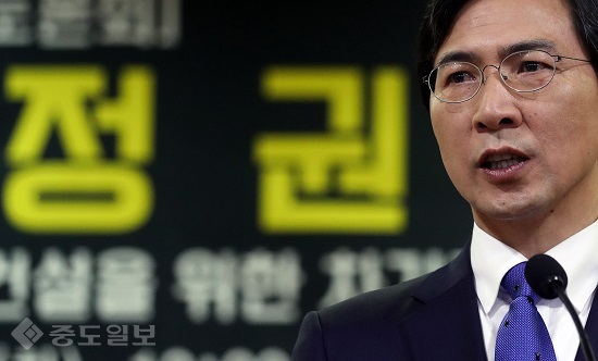 ▲ 안희정 충남지사가 7일 오전 서울 여의도 국회 의원회관에서 '어떤 정권교체인가: 복지국가 건설을 위한 차기정부의 과제'를 주제로 열린 토론회에서 축사를 하고 있다. 연합 ▲ 안희정 충남지사가 7일 오전 서울 여의도 국회 의원회관에서 '어떤 정권교체인가: 복지국가 건설을 위한 차기정부의 과제'를 주제로 열린 토론회에서 축사를 하고 있다. 연합