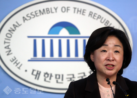 ▲ 6일 오전 서울 여의도 국회 정론관에서 정의당 심상정 대표가 대선 공약을 발표하고 있다. 연합 ▲ 6일 오전 서울 여의도 국회 정론관에서 정의당 심상정 대표가 대선 공약을 발표하고 있다. 연합