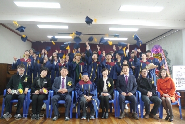 ▲ 서산 부석중학교 졸업식 단체 사진