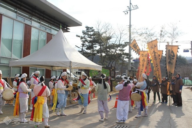 ▲ 한국조폐공사는 10일 1사1촌 자매결연 협약마을인 대전 무수천하마을에서 주최하는 정월 대보름 전통행사에 참여했다.
