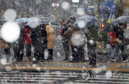 ▲ 13일엔 오후부터 전국에 눈 또는 비 소식이 있겠습니다. /사진=연합db