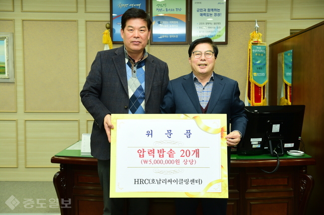 ▲ 장성군에 있는 에이치알씨(주) 김보생(왼쪽) 대표가 최근 장성군청(군수 유두석.오른쪽)을 찾아 저소득층 다문화가정에게 전달해 달라며 500만원 상당의 압력밥솥 20개를 기탁했다./장성군 제공