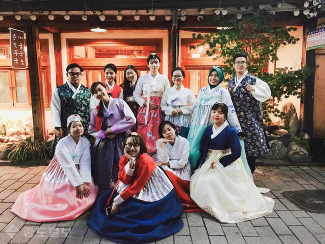 ▲ 지난 해 11월 ‘CAMPUS Asia-AIMS 사업’에 참여한 외국인 교환학생들이 ‘한국문화체험’에 참여하고 있다. <br /><br /><br /><br />