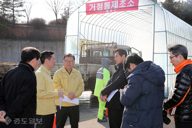 ▲ 허승욱 충남도 정부무지사(왼쪽에서 두 번째)가 14일 전국 최대 축산단지인 홍성군의 거점소독소 등 방역 시설을 점검하고 관계자들과 대화를 나누고 있다./충남도 제공.