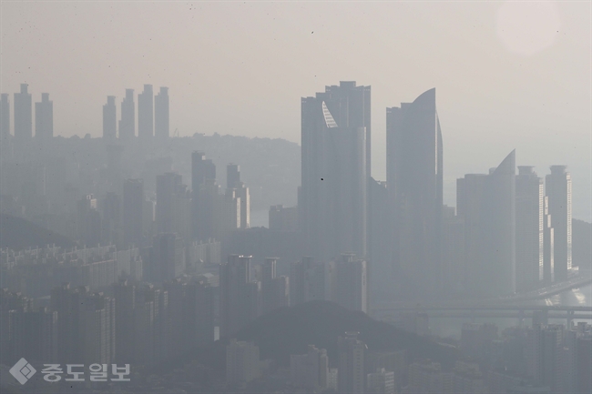 ▲ 14일 부산 해운대 고층빌딩이 미세먼지 탓에 뿌연 모습을 보이고 있다. /사진=연합뉴스