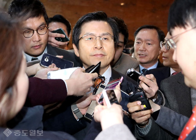 ▲ 질문공세를 받고 있는 황교안 권한대행 /사진=연합 ▲ 질문공세를 받고 있는 황교안 권한대행 /사진=연합