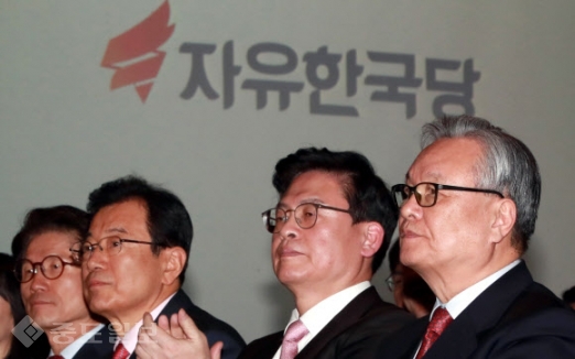 ▲ 자유한국당 탄생
<br />지난 13일 서울 영등포구 영등포동 타임스퀘어에서 열린 새누리당 전국위원회에서 당명을 자유한국당으로 변경하는 안이 통과되자 당 지도부가 박수를 치고 있다. 오른쪽부터 인명진 비상대책위원장, 정우택 원내대표, 이현재 정책위의장, 김문수 비상대책위원./연합 ▲ 자유한국당 탄생
<br />지난 13일 서울 영등포구 영등포동 타임스퀘어에서 열린 새누리당 전국위원회에서 당명을 자유한국당으로 변경하는 안이 통과되자 당 지도부가 박수를 치고 있다. 오른쪽부터 인명진 비상대책위원장, 정우택 원내대표, 이현재 정책위의장, 김문수 비상대책위원./연합