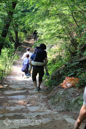 ▲ 부여 낙화암에서 필자의 아내를 업은 아들의 모습
<br /> ▲ 부여 낙화암에서 필자의 아내를 업은 아들의 모습
<br />