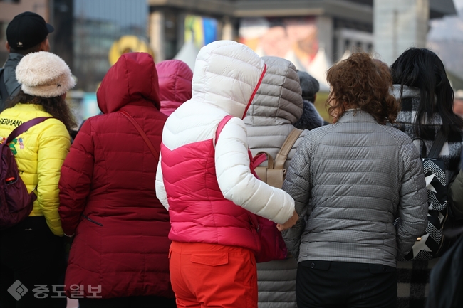 ▲ 맑은 하늘이지만 찬바람이 불면서 체감온도가 크게 떨어진 20일 오후 서울 광화문 일대에는 형형색색의 두꺼운 옷차림의 시민들이 신호등을 기다리고 있다./연합