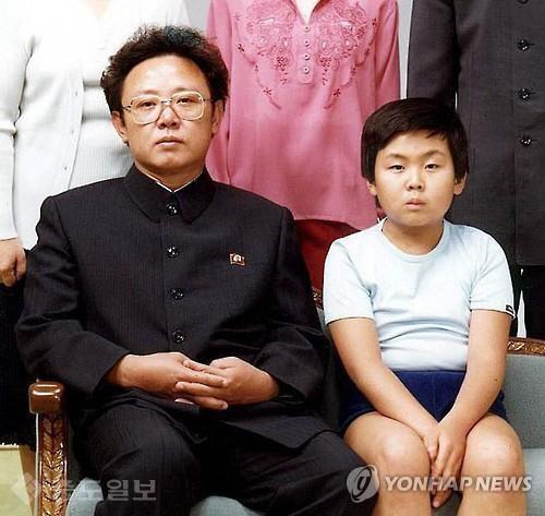 ▲ 1981년 8월 평양에서 촬영된 북한 김정일 국방위원장과 장남 김정남이 함께 찍은 사진./여성중앙 제공=연합뉴스 ▲ 1981년 8월 평양에서 촬영된 북한 김정일 국방위원장과 장남 김정남이 함께 찍은 사진./여성중앙 제공=연합뉴스
