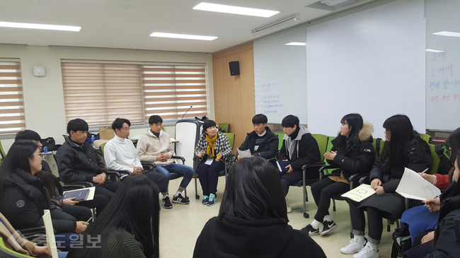 ▲ ‘고등학교 학생자치활동 역량강화 연수’에 참여한 학생들이 지열별로 8개 분과로 나눠 자치활동 사례를 공유하고, 향후 계획에 대해 조별 토론을 진행하고 있다.<br />충남도교육청 제공.