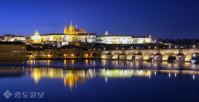 ▲카를교 야경.