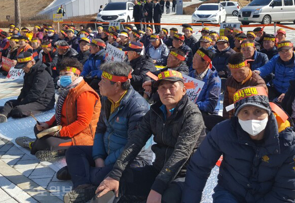 ▲ 아산시 인주면 기업양돈돈사저지대책위는 27일 충남도청 입구에서 아산시의 기업양돈돈사 불허가처분에 대해 기업체가 제기한 행정심판 기각을 촉구하며 집회를 가졌다.  