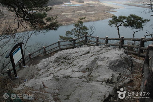▲ 낙화암에서 내려다본 백마강 모습