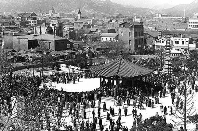 ▲출처=국가관리기록원./탑골공원서 펼쳐진 3.1운동 전경.