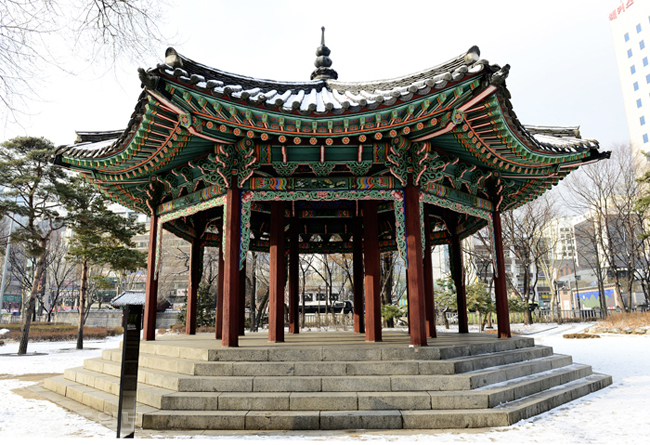 ▲탑골공원 내 위치한 팔각정.