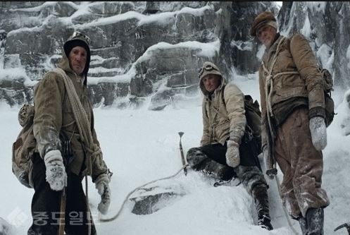 ▲ 영화 '노스페이스' 중 한장면 ▲ 영화 '노스페이스' 중 한장면
