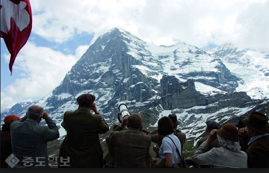 ▲ 영화 '노스페이스' 중 한장면 ▲ 영화 '노스페이스' 중 한장면
