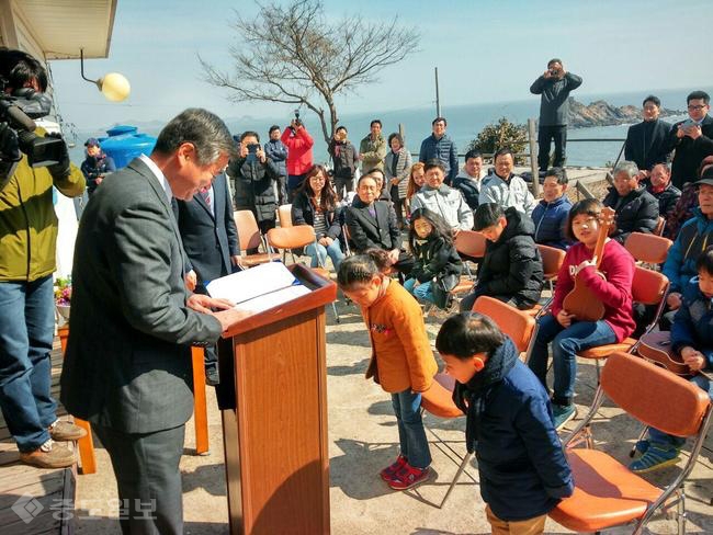 ▲ 청파초등학교 이민철 교장이 녹도분교 류찬희 군(사진 오른쪽)과 옆 섬마을 호도분교 고가은 양의 입학허가선언을 하고 있다.충남도교육청 제공.