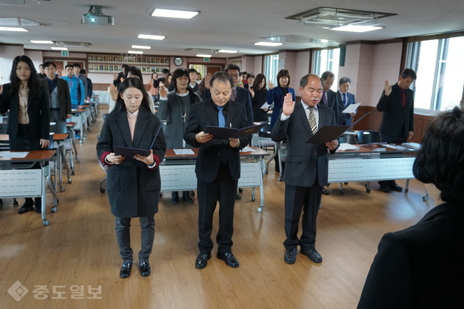 ▲ 홍성교육청 직원 대표들이 청렴 선서를 하고 있다./홍성교육청 제공.