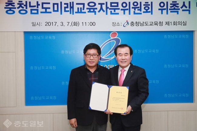 ▲ 홍성현 충남도의원과 김지철 충남교육감./충남교육청 제공. ▲ 홍성현 충남도의원과 김지철 충남교육감./충남교육청 제공.
