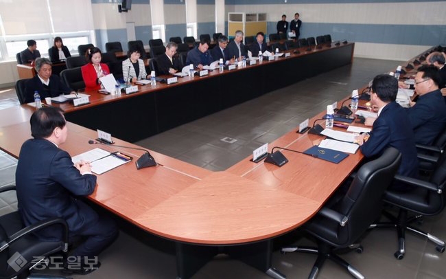 ▲ 김지철 충남교육감(왼쪽)이 미래교육 자문위원회 첫 회의를 주재하고 있다./충남교육청 제공. ▲ 김지철 충남교육감(왼쪽)이 미래교육 자문위원회 첫 회의를 주재하고 있다./충남교육청 제공.