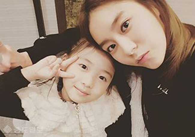 ▲ 결혼계약 촬영중 포즈를 취하고 있는 유이와 신린아